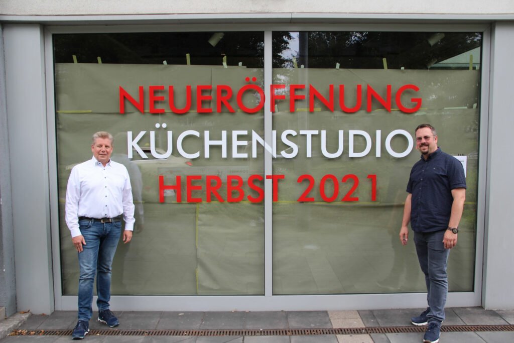 Die Geschäftsführer Peter Dommers und Jörg Simossek freuen sich über das neue Küchenstudio.