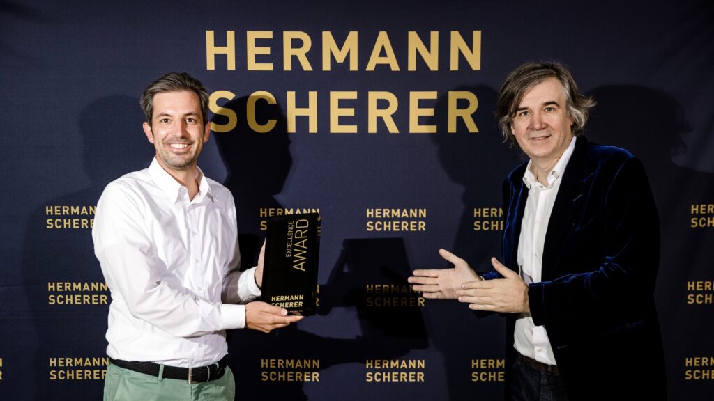Hermann Scherer überreicht Dr. Axel Baumann den Excellence Award für seine Rede (Foto: Dominik Pfau)