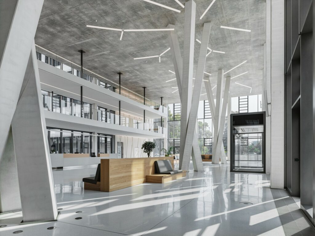 Mit dem Korodur Terrazzoboden Granidur Bianco strahlt die neue Firmenzentrale von HeidelbergCement eine einladende Atmosphäre aus.