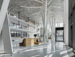 Mit dem Korodur Terrazzoboden Granidur Bianco strahlt die neue Firmenzentrale von HeidelbergCement eine einladende Atmosphäre aus.