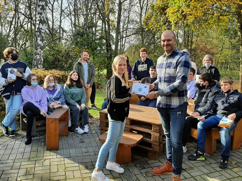 Schüler Janno übergibt Moritz Mühlen