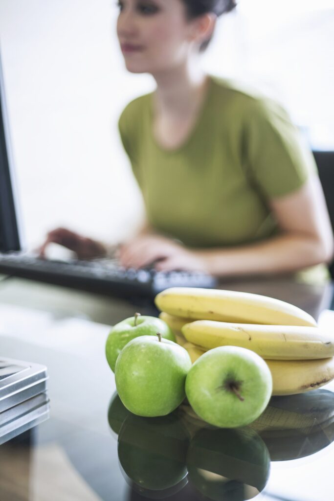 Besser snacken am Arbeitsplatz mit Gemüse und Obst.