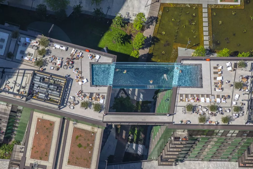 Schon jetzt ein Wahrzeichen der Embassy Gardens in London: Der transparente Sky Pool in 35 m Höhe. (Bildquelle: Jason_Hawkes_Photography)