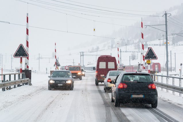 Arbeitnehmer sollten bei Schnee und Eis genügend Zeit für den Arbeitsweg einplanen. (Bildquelle: ERGO Group)