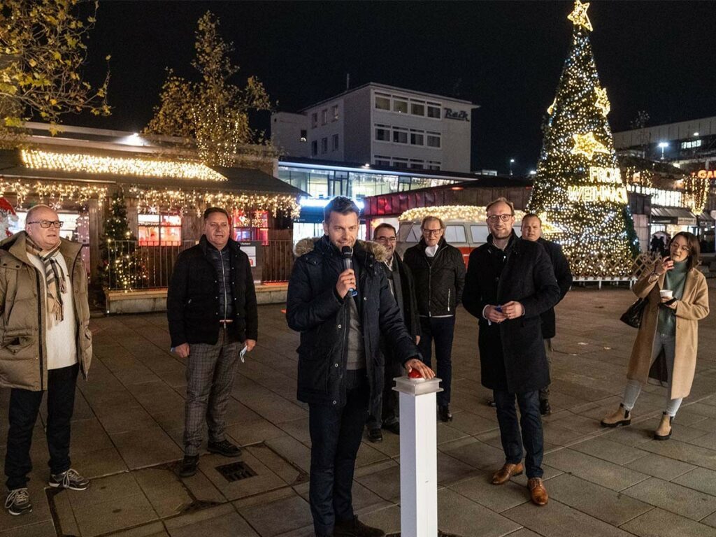 Feierliche Eröffnung der weihnachtlichen Lichtshow auf dem Wolfsburger Weihnachtsmarkt  (© WMG Wolfsburg