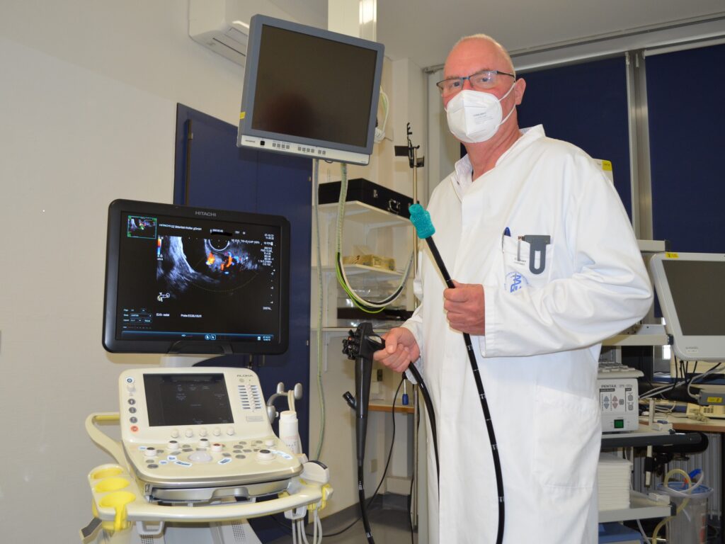 Chefarzt Dirk Kauert präsentiert das jetzt zum Einsatz kommende Ultraschallgerät der neuesten Generation im Gesundheitszentrum.