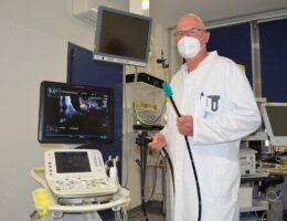 Chefarzt Dirk Kauert präsentiert das jetzt zum Einsatz kommende Ultraschallgerät der neuesten Generation im Gesundheitszentrum.