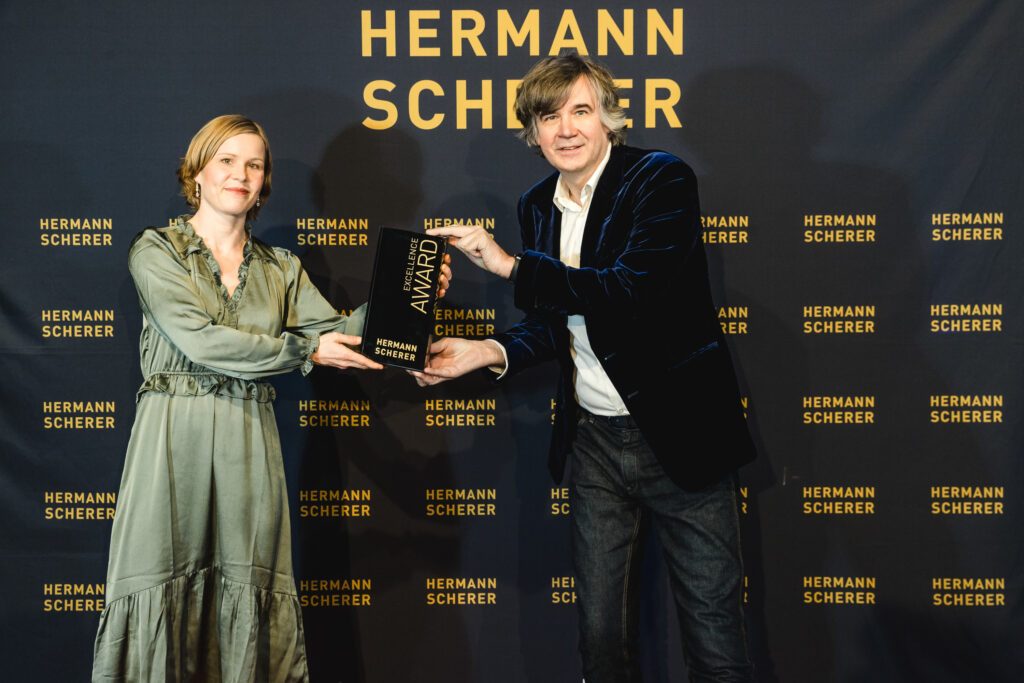 Hermann Scherer überreicht den Excellence Award an Dr. Petra Buchanan