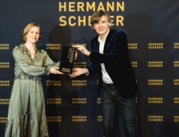 Hermann Scherer überreicht den Excellence Award an Dr. Petra Buchanan