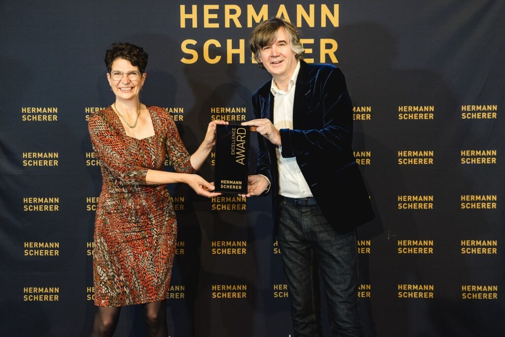Excellence Award für Dr. Claudia Hümpel; Foto: Dominik Pfau