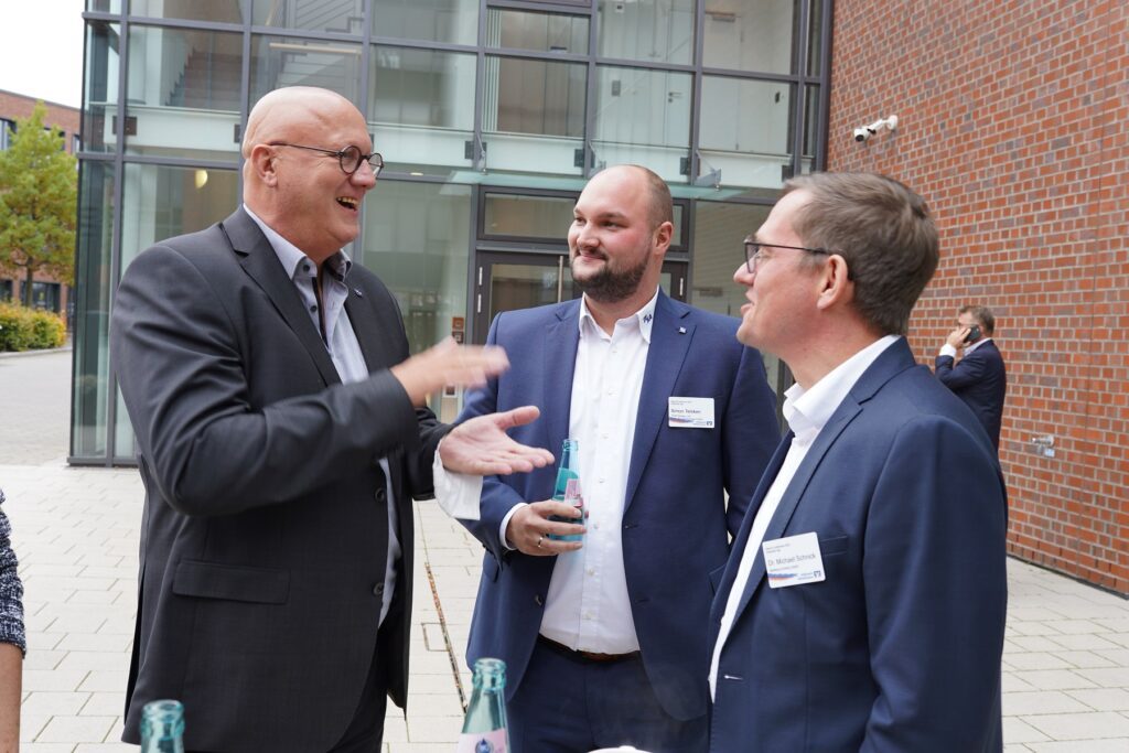 Die TEKA-Geschäftsführer Erwin (l.) und Simon (M.) Telöken auf der Konferenz der IndustryFusion Foundation.