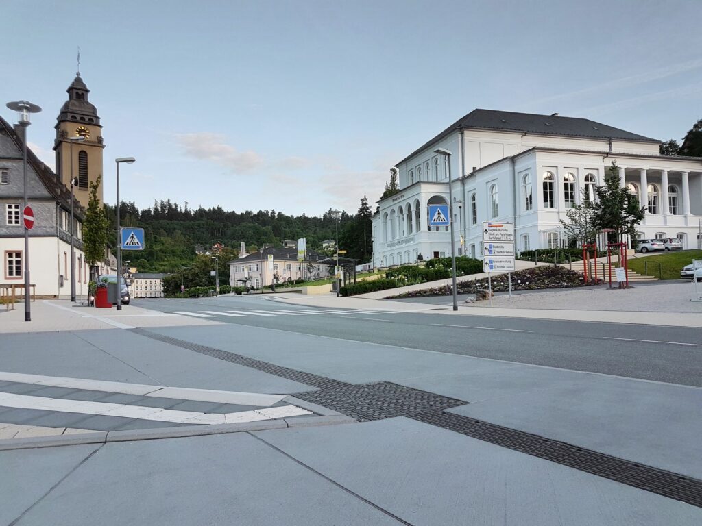 In Bad Schwalbach zieren die speziellen Gussabdeckungen das Stadtbild. (Bildquelle: BIRCO)
