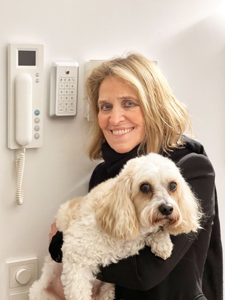 Hanne Risom sieht deutliche Vorteile bei ihrem neuen Alarmsystem für sich wie auch für ihren Hund