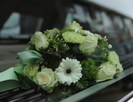 Blumenstrauß für eine Beerdigung (Bildquelle: Bild von keesluising auf Pixabay)