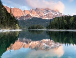 Zugspitze und Eibsee gehören 2022 zu den Top-Reisezielen in Deutschland