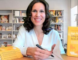 Autorin Kathrin Leinweber beim Bücher signieren
