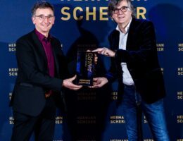 Kurt Schauer erhält Auszeichnung beim Internationalen Speaker Slam (© Dominik Pfau)