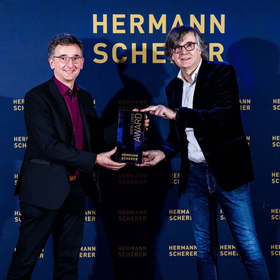 Kurt Schauer erhält Auszeichnung beim Internationalen Speaker Slam (© Dominik Pfau)