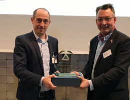 Dr. Pierre-Michael Meier (rechts) übergibt den StartUp und Digitalisierungspreis an Patrick Heinke