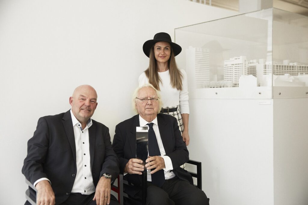 Jürgen und Mila Grossmann mit dem Ehrenpreisträger des BADAP 2022: Richard Meier (Bildquelle: Karsten Staiger)