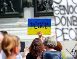 Friedensproteste weltweit setzen sich für das Ende des Krieges in der Ukraine ein
