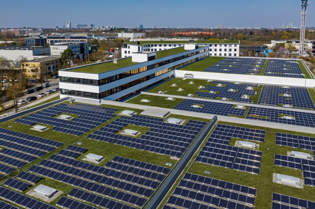 Auf dem Centro Tesoro hat das Unternehmen die größte innerstädtische Aufdach-Solaranlage realisiert (c) Schwaiger Group