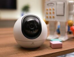 Smart Home für Familien mit der EZVIZ C6:   Die KI-Kamera ist Babyphon, Haustierkamera und vieles mehr