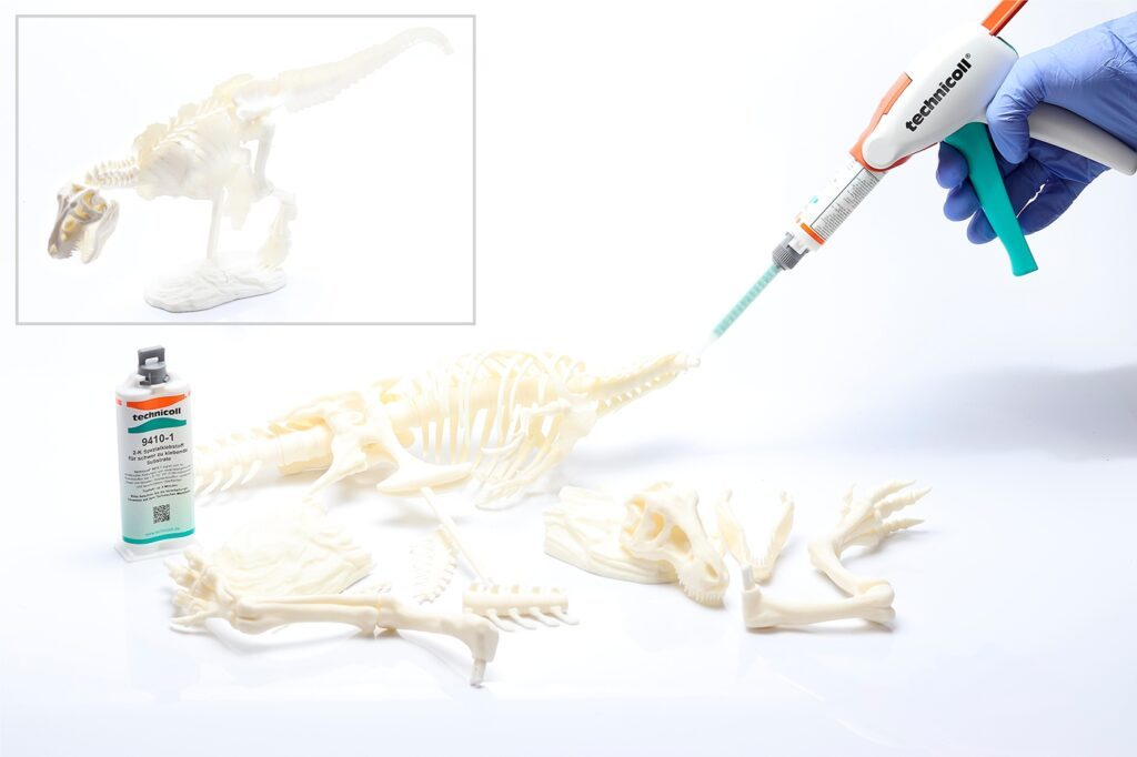 Hier werden die gedruckten Teile eines Dinosaurier-Modells mit technicoll® 9410-1 geklebt.