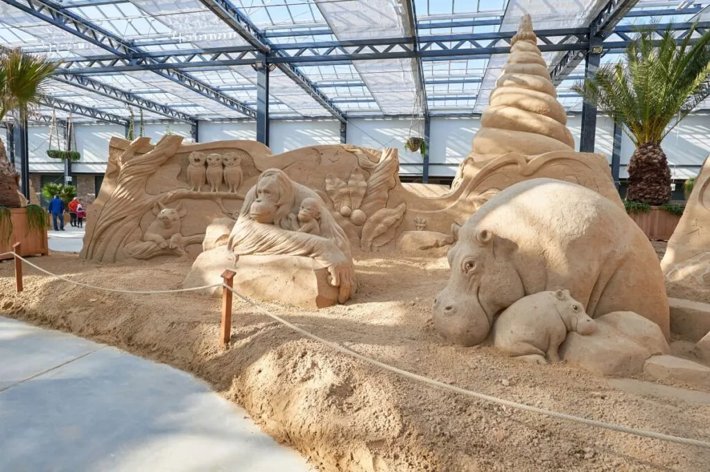 Thema der Sandskulpturen-Ausstellung Prora auf Rügen in 2022 ist "What a wonderful world" (© Ostseeappartements Rügen)