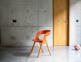 Der Lavi Dining Chair vereint Raffinesse und Minimalismus (Die Bildrechte liegen bei dem Verfasser der Mitteilung.)