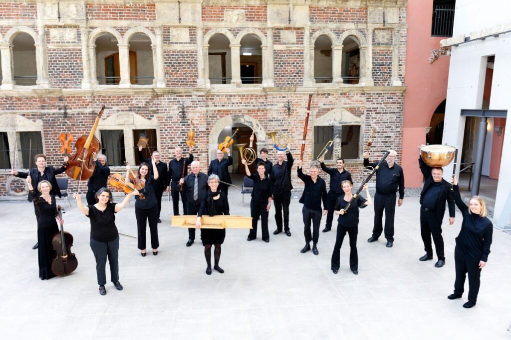 Die Musiker von caterva musica präsentieren fröhlich ihre Instrumente (© caterva musica e.V./ Philipp Gunzer)
