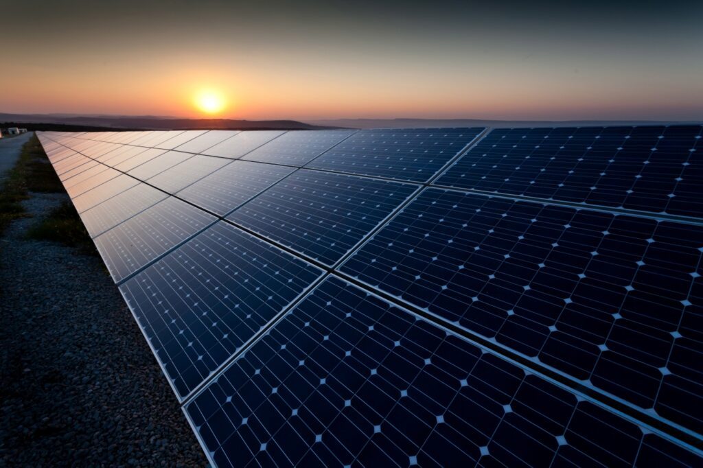 Zur Solarzellenproduktion wird hochwertiger Quarzsand benötigt; Foto: Depositphotos