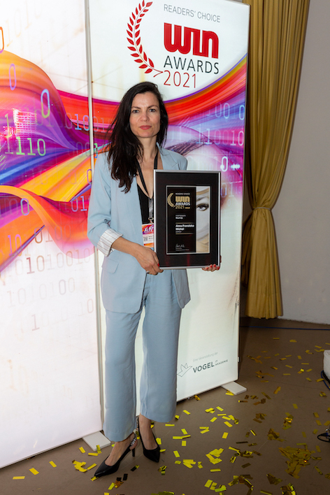 Anna Franziska Michel (Yoona.ai) mit dem WIN Award (Bildquelle: @Hamann Media)