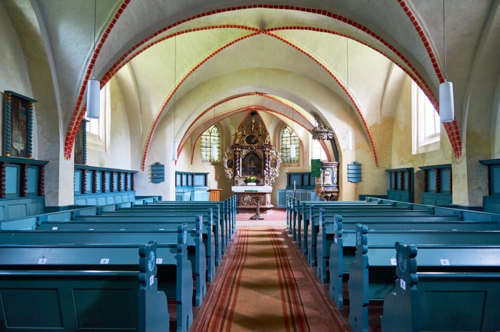 Ort mit Geschichte und Geschichten: die Wallfahrtskirche St. Laurentius Zudar (© Ostseeappartements Rügen)