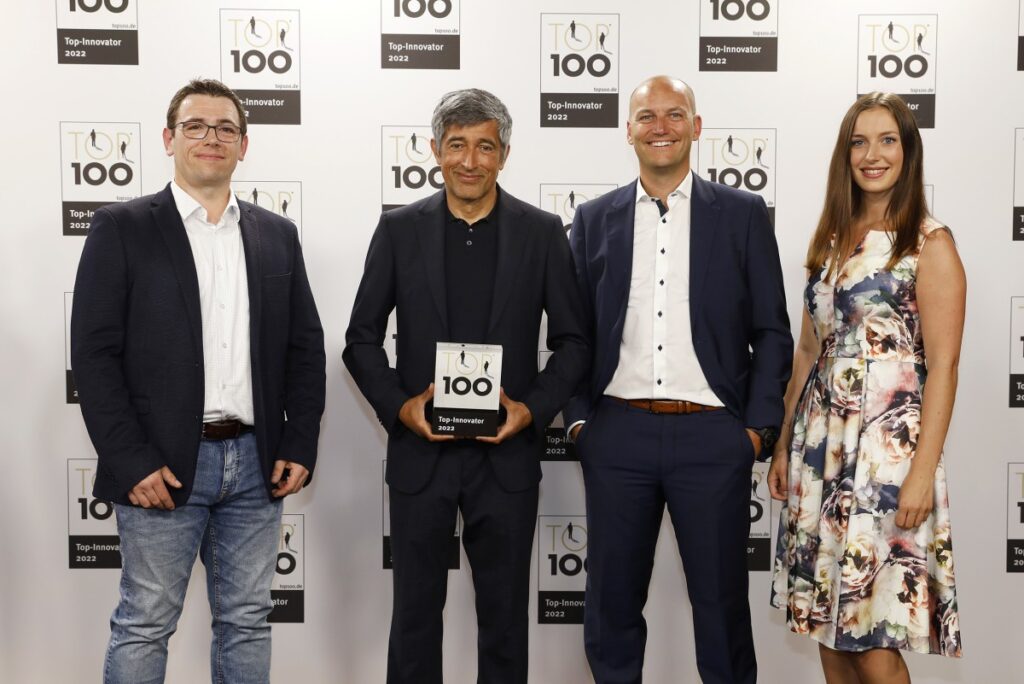 Ranga Yogeshwar gratuliert PASSION4IT zur TOP 100 Auszeichnung (© PASSION4IT GmbH)