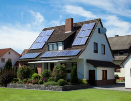 Für Fotovoltaikanlagen können Hausbesitzer beispielsweise eine KfW-Förderung beantragen. (Bildquelle: ERGO Group)