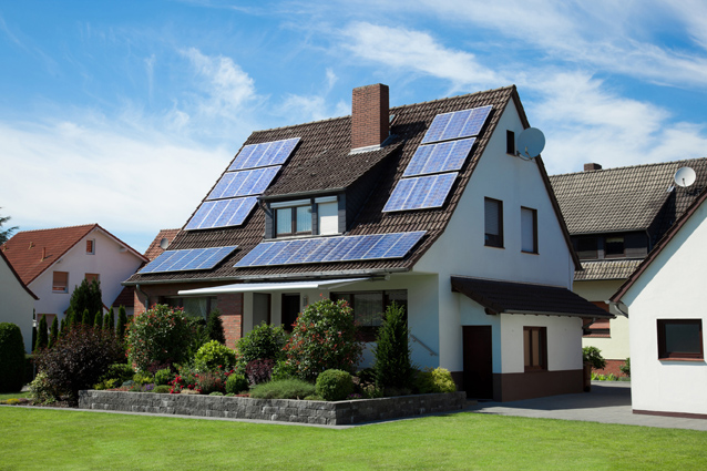 Für Fotovoltaikanlagen können Hausbesitzer beispielsweise eine KfW-Förderung beantragen. (Bildquelle: ERGO Group)