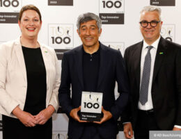 Ranga Yogeshwar gratuliert estos zur Auszeichnung "TOP 100 Innovator 2022" (Bildquelle: KB Busch/compamedia)