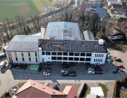 Großflächige Photovoltaik-Anlagen sind auf allen Dächern in Sisseln in Betrieb (Foto: Aenova) (Die Bildrechte liegen bei dem Verfasser der Mitteilung.)