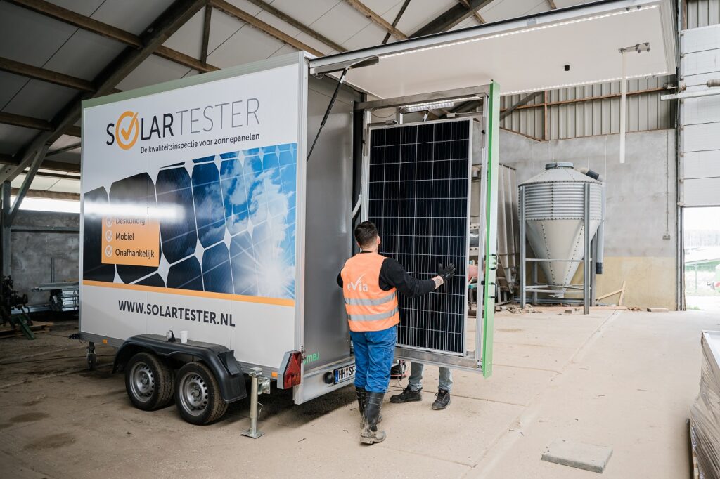 Per mobiler Teststation überprüft ein SolarTester-Team ein Solarpanel eines Solarparks gezielt auf Beschädigungen.