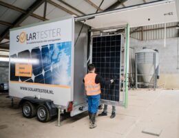 Per mobiler Teststation überprüft ein SolarTester-Team ein Solarpanel eines Solarparks gezielt auf Beschädigungen.