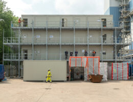 Die ELA Container auf dem Betriebsgelände der Papierfabrik wurden platzsparend gestapelt und mit Treppen verbunden.