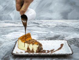 San Sebastian Cheesecake umhüllt mit Schokoladensoße (Die Bildrechte liegen bei dem Verfasser der Mitteilung.)