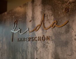 Frida Immerschön Aufschrift im Kosmetikstudio Frankfurt (Die Bildrechte liegen bei dem Verfasser der Mitteilung.)