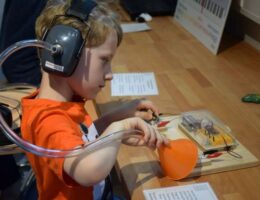 Im Rahmen der Hör-Werkstatt heißt es bereits zum fünften Mal „Ohren auf im Deutschen Museum“ (Bildquelle: @ MED-EL)