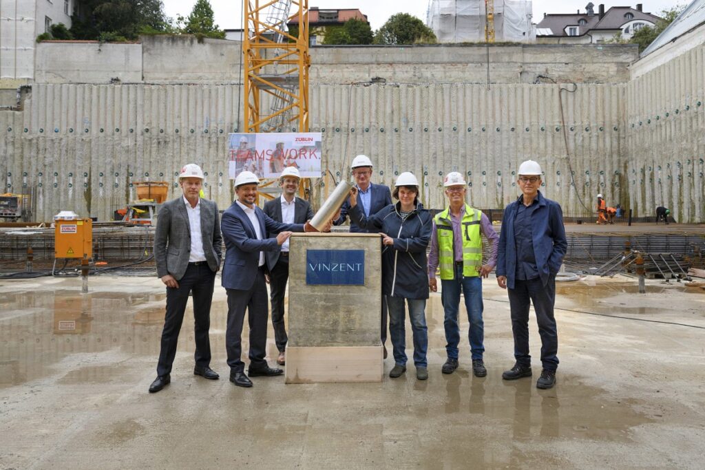 Stolz auf das Erreichen des nächsten Meilensteins beim Bau des Münchner Immobilienprojekts VINZENT. (© Bauwerk)