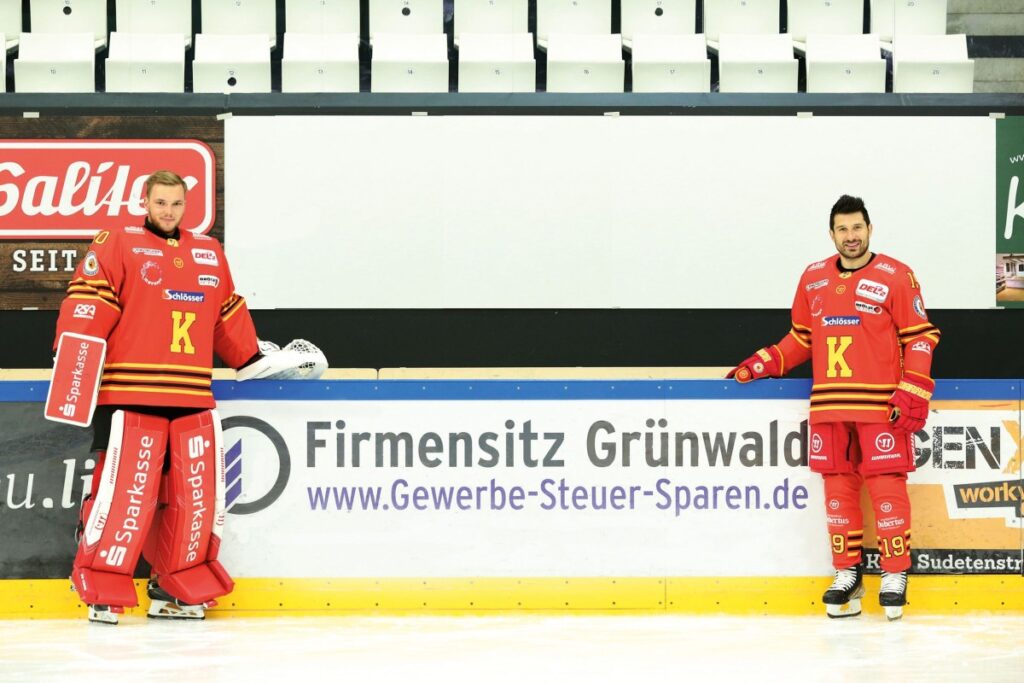 Eishockey-Star Daniel Fießinger (vorm. EHC Red Bull München) u. Kapitän Tyler Spurgeon in Kaufbeuren (© Benjamin Lahr)