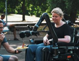 Unabhängig: Der Roboterarm Jaco von Kinova verhilft Menschen mit Behinderung zu mehr Selbstständigkeit