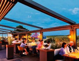 Terrassenüberdachung von PALMIYE sichert die ganzjährige Nutzung der Außengastronomie im Restaurant Carl Steakmann auf Juist