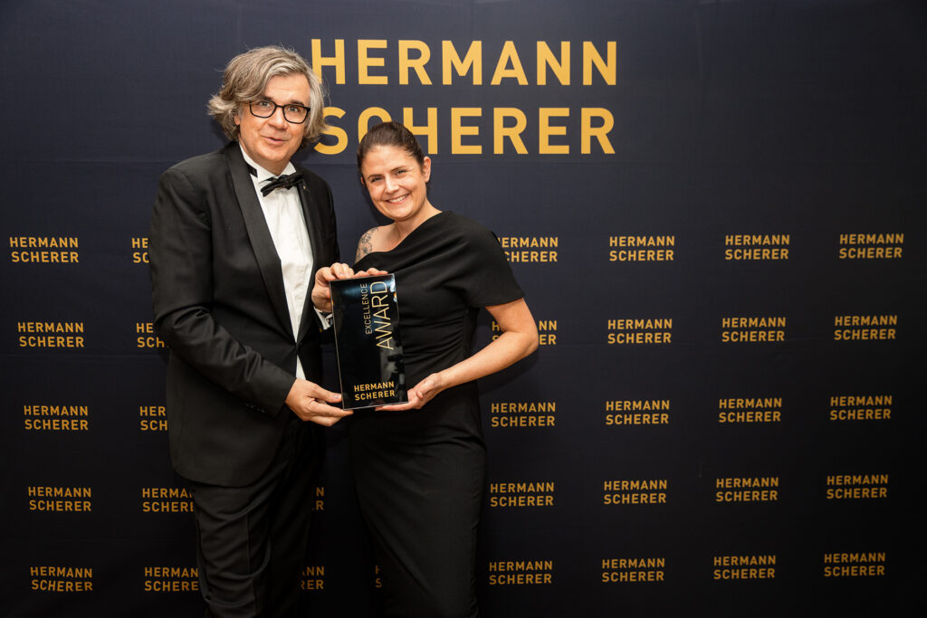 Hermann Scherer überreicht Excellence-Gold-Award an Jasmin Marks / Foto: Dominik Pfau